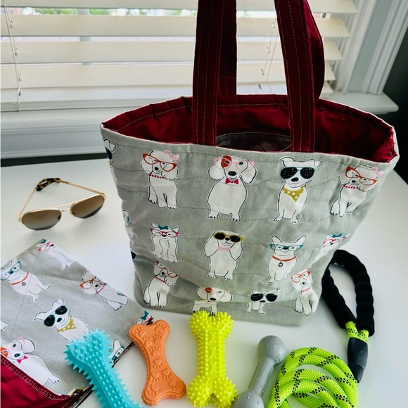 NWT🐾🩵Dog Gift Bag Reusable Pet Print Satchel 🩵Comes w/leash,blanket & 5 toys - Picture 9 of 12